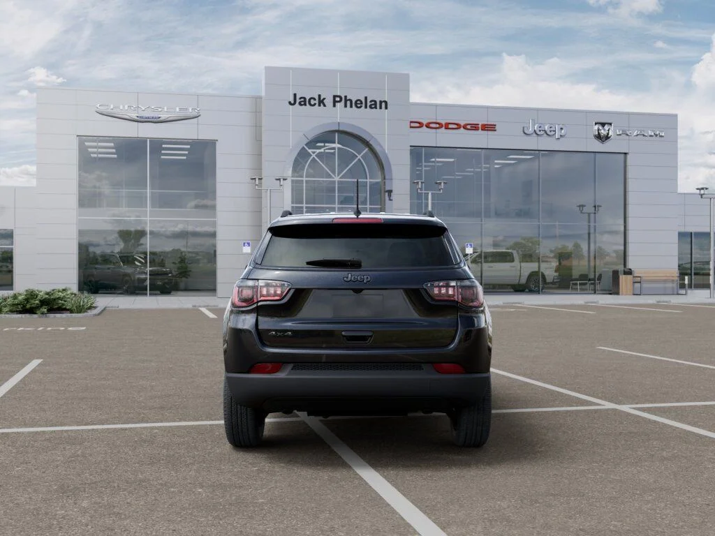 New 2026 Diamond Black Crystal Pearl-Coat Exterior Paint Jeep Latitude image 7