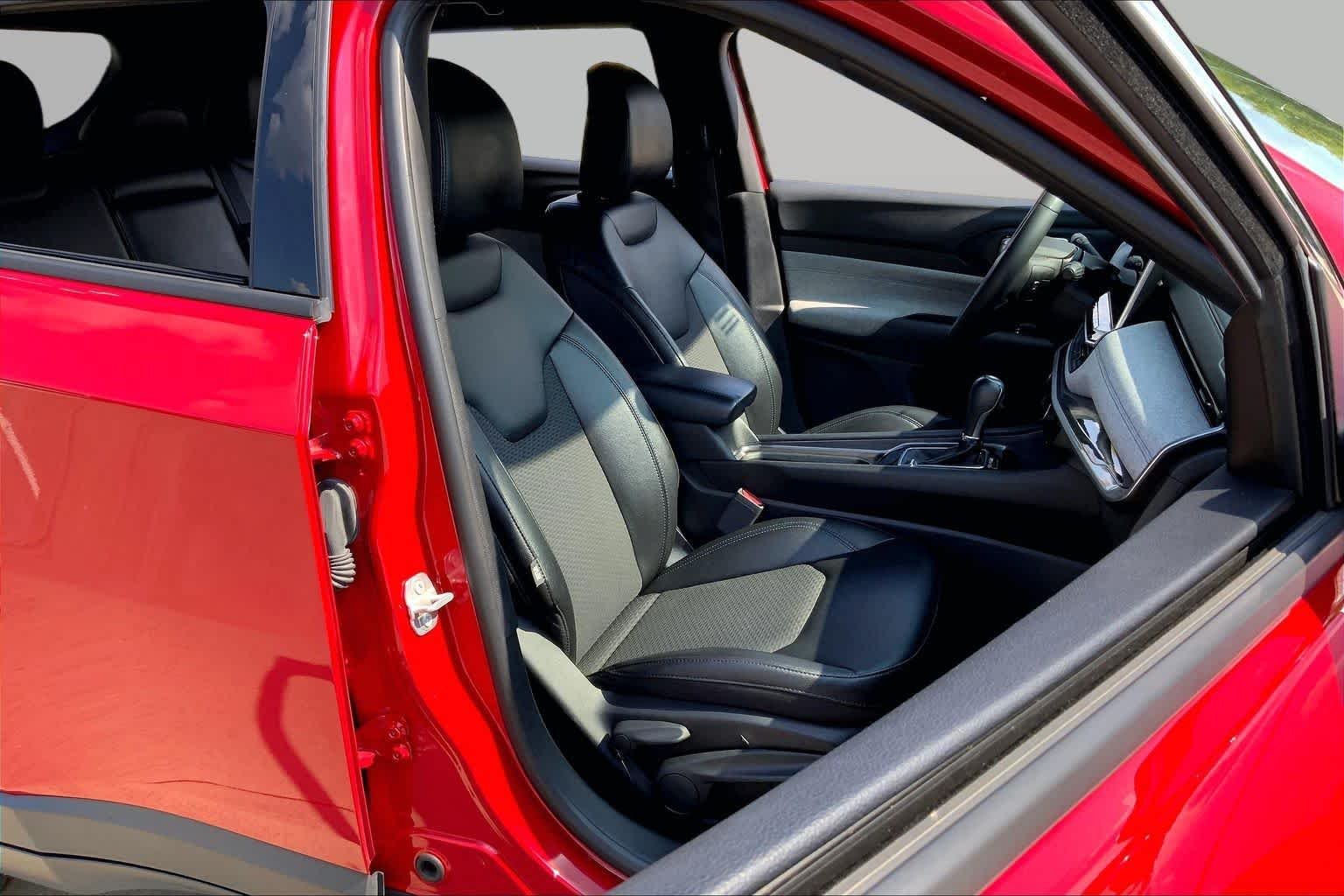 Used 2024 Red Hot Pearlcoat Jeep Latitude image 9