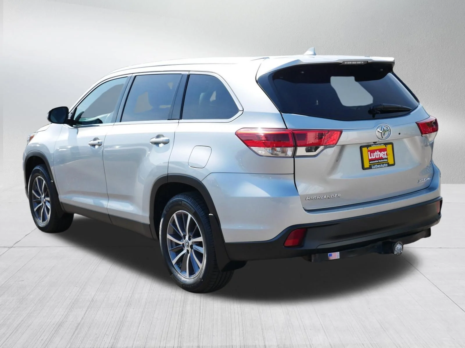 Used 2019 Celestial Silver Metallic Toyota XLE image 5