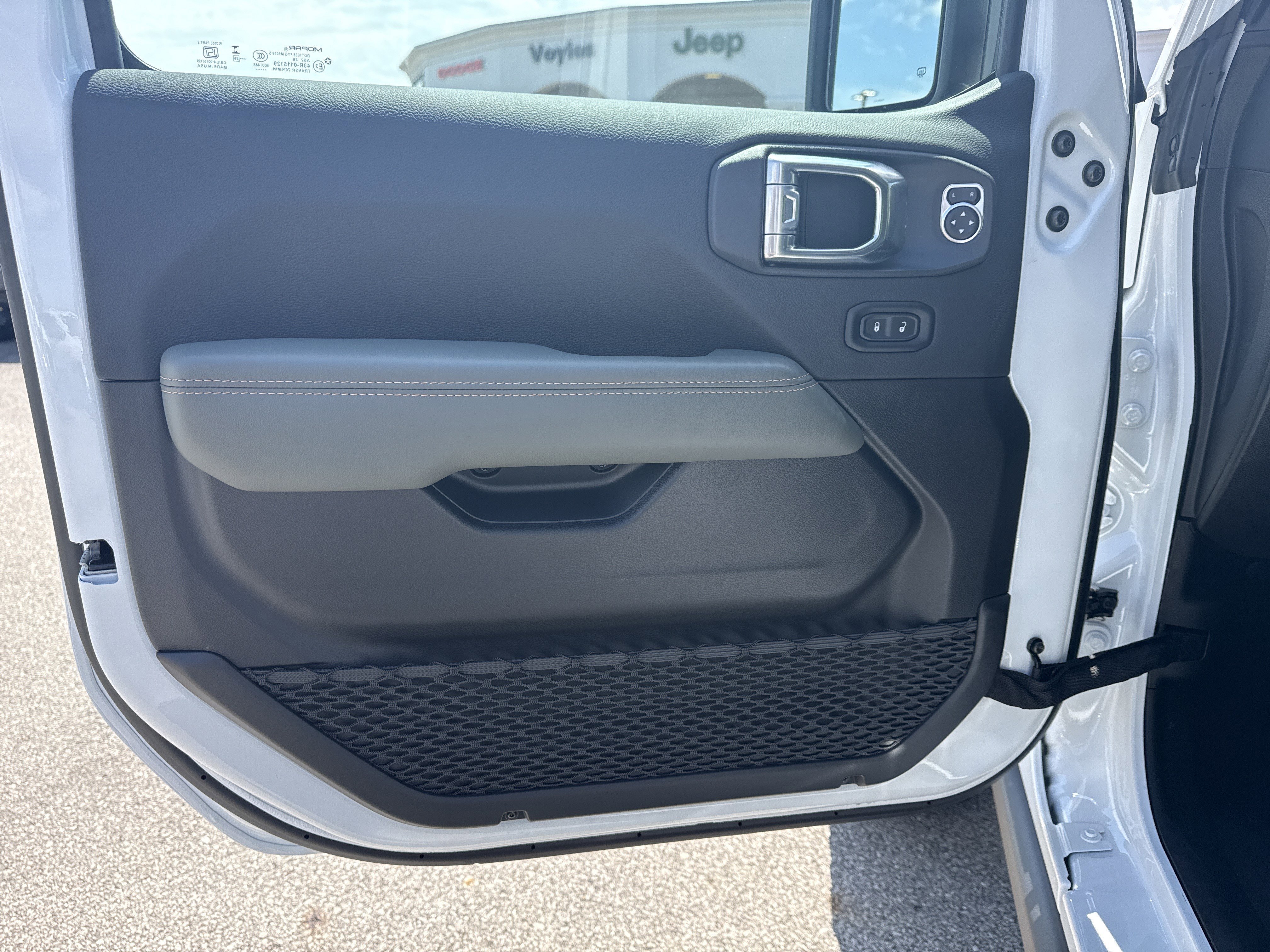 New 2026 Bright White Clear-Coat Exterior Paint Jeep Mojave X image 11