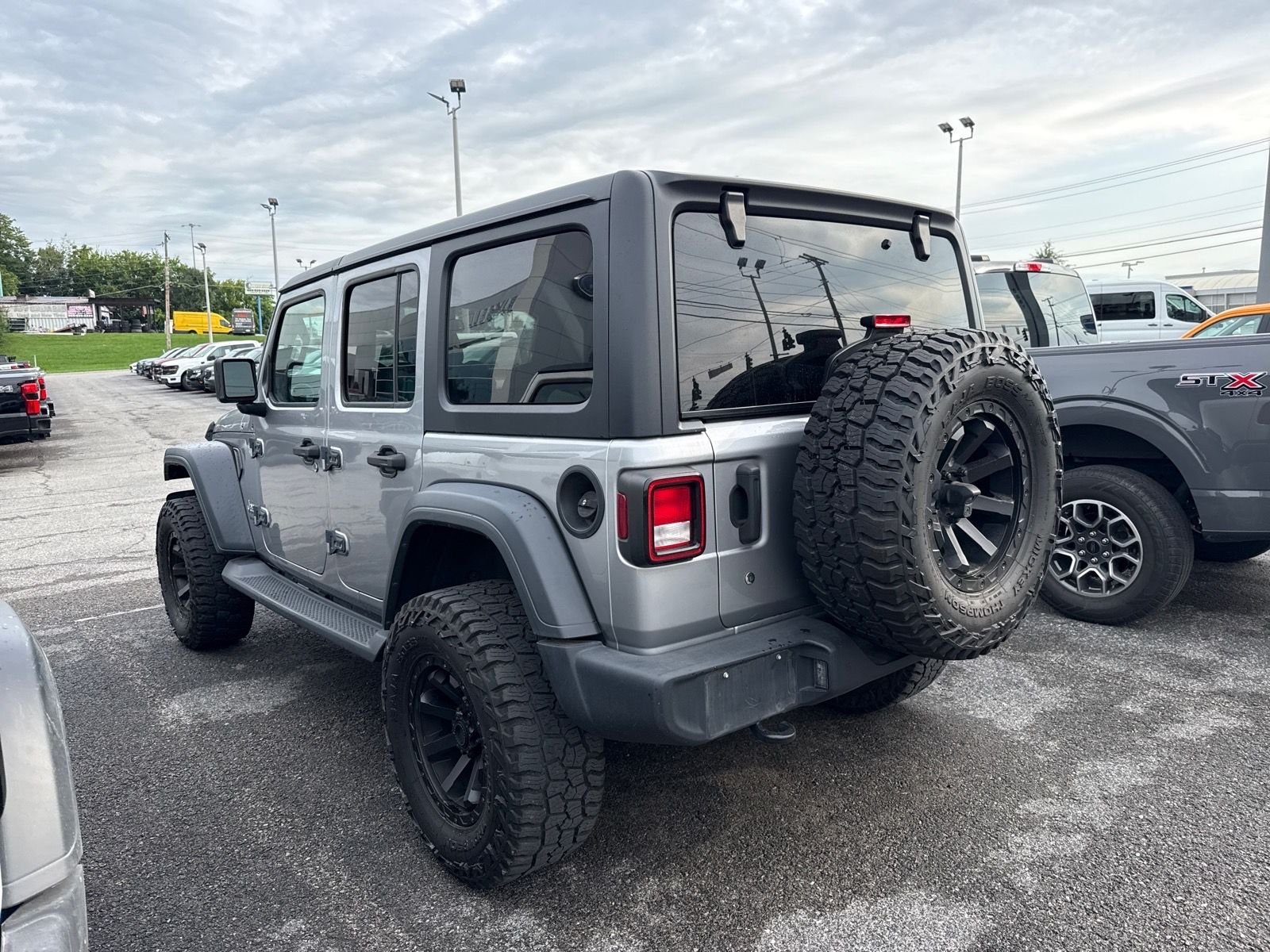 Used 2020 Billet Silver Metallic Jeep Unlimited Sport S image 3