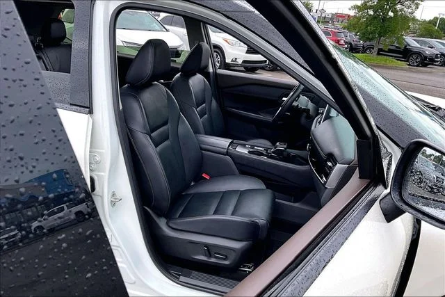Used 2023 White Nissan SL image 28