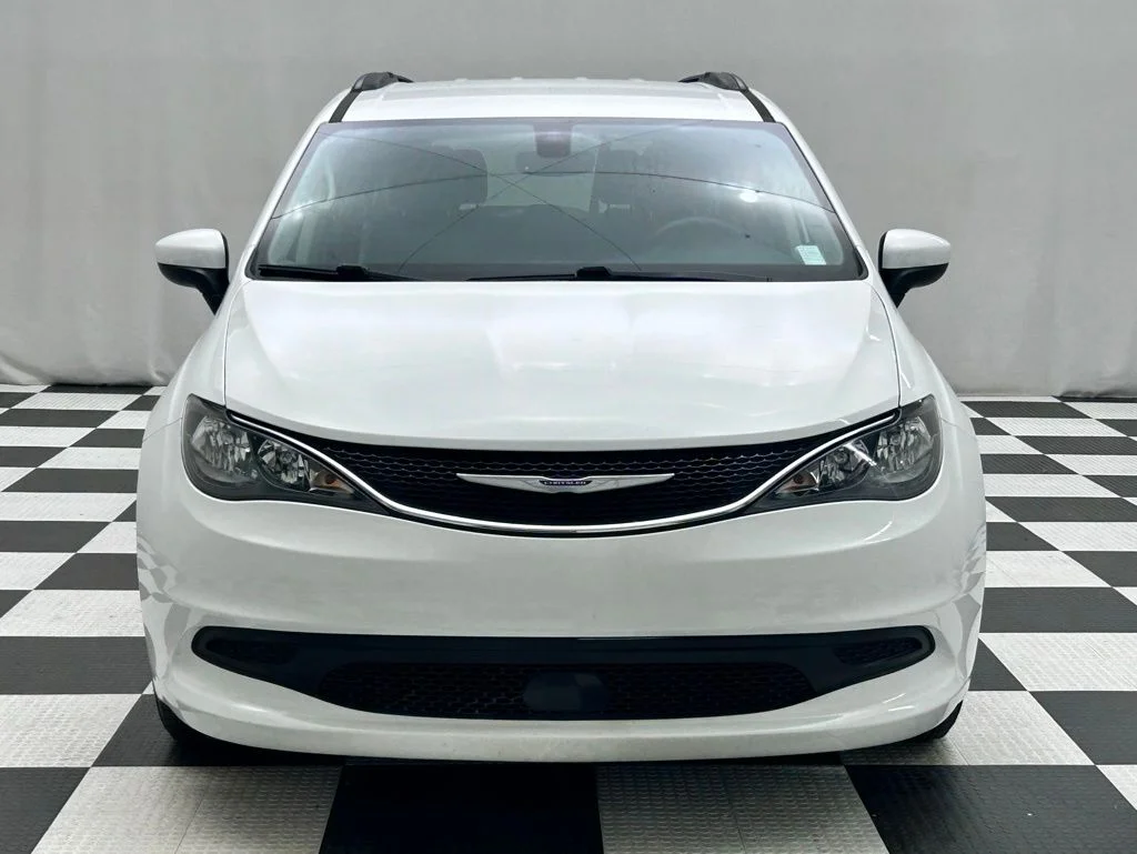 Used 2021 White Chrysler LXI image 3