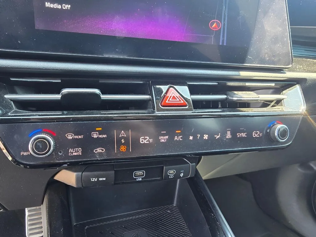 Used 2023 Snow White Pearl Kia Wave image 20