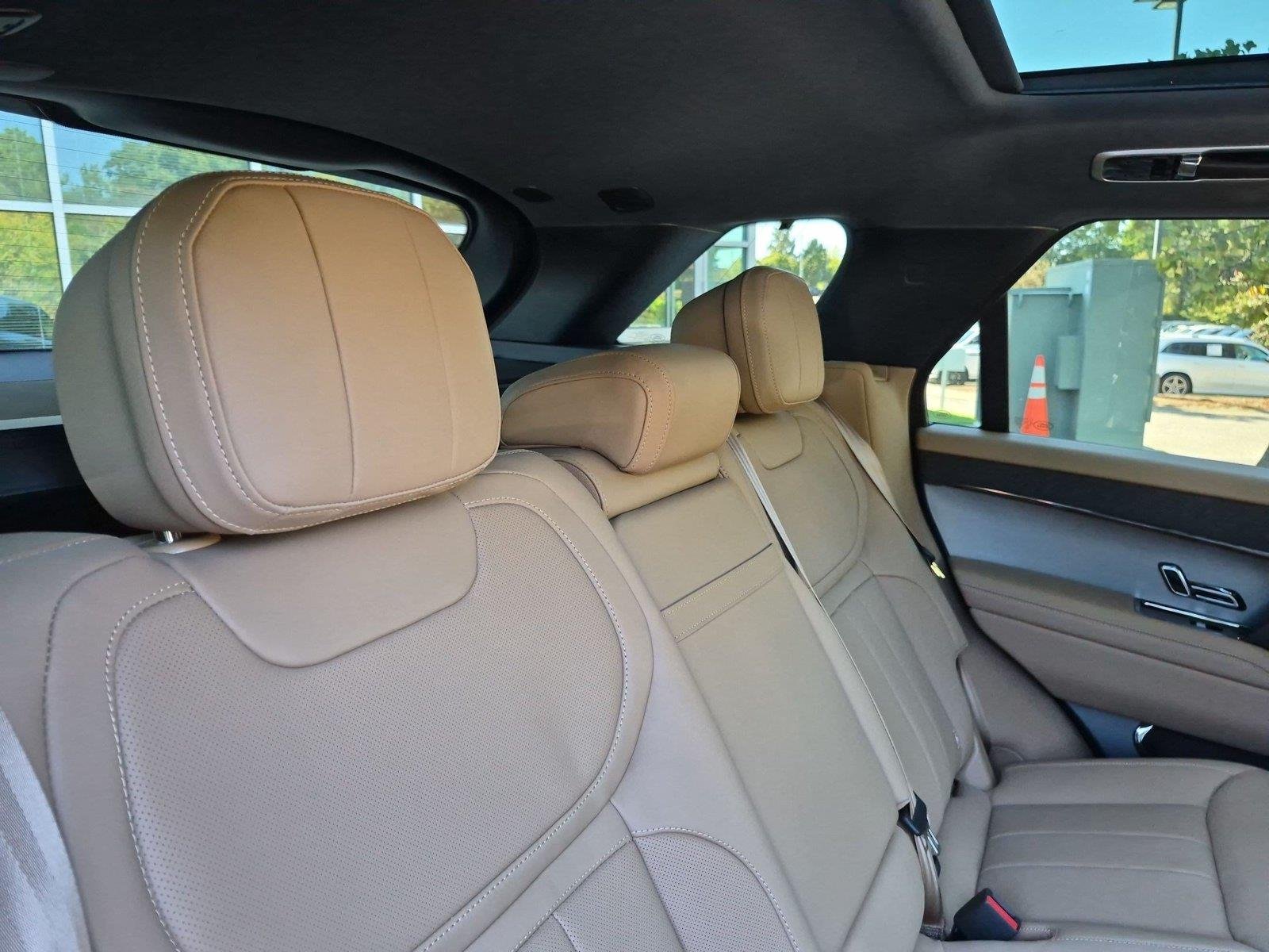New 2027 Santorini Black Land Rover SE image 32