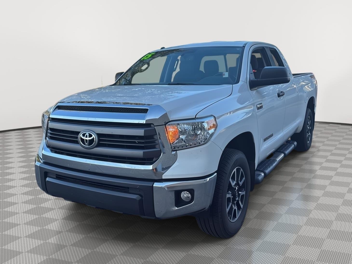 Used 2015 Super White Toyota SR5 image 8