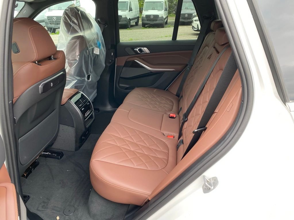 New 2026 Alpine White BMW xDrive40i image 7