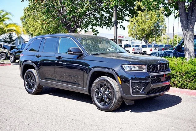 New 2026 Diamond Black Crystal Pearl-Coat Exterior Paint Jeep Altitude image 6