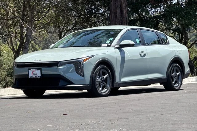 2025 Kia K4 LXS - Photo 8