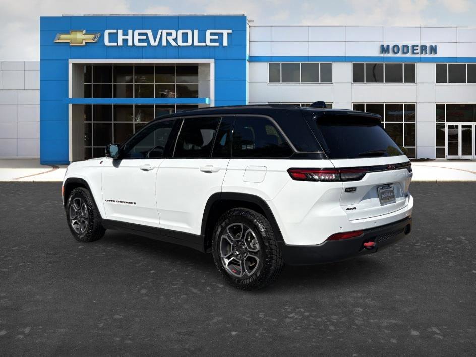 Used 2022 Bright White Clearcoat Jeep Trailhawk image 3