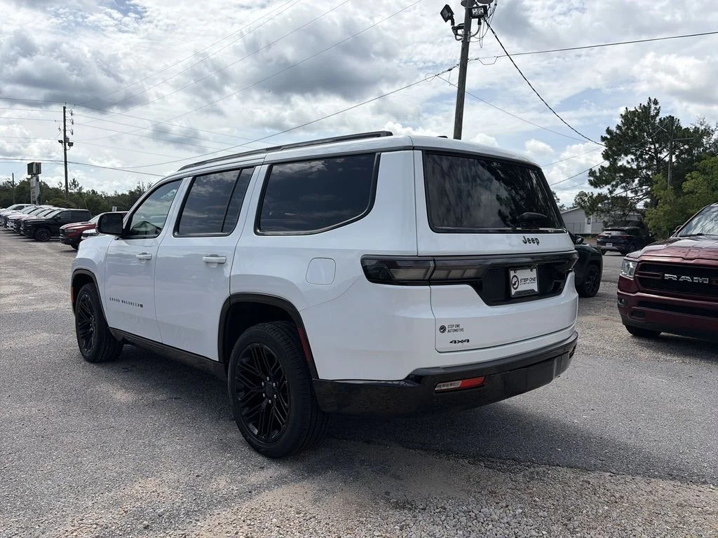 New 2026 Bright White Clear-Coat Exterior Paint Jeep Limited Reserve image 4