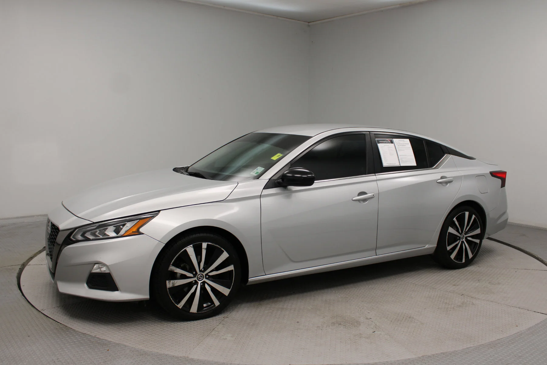 Used 2019 Brilliant Silver Metallic Nissan 2.5 SR Sedan image 27