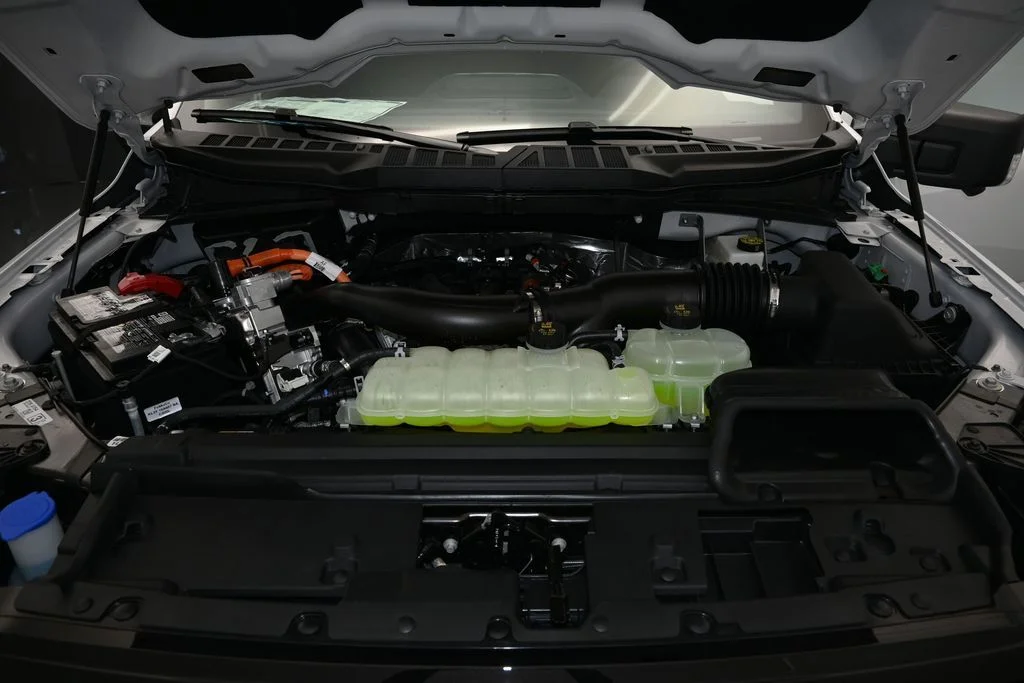 New 2026 Oxford White Ford XLT image 15