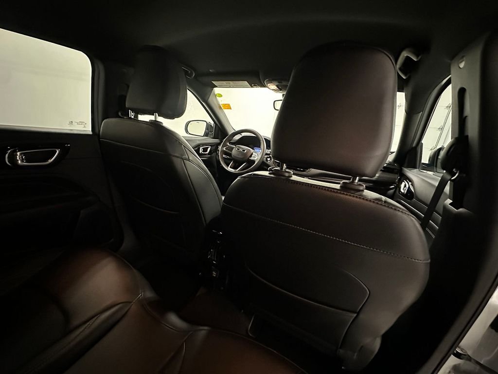 Used 2023 White Jeep Latitude image 24