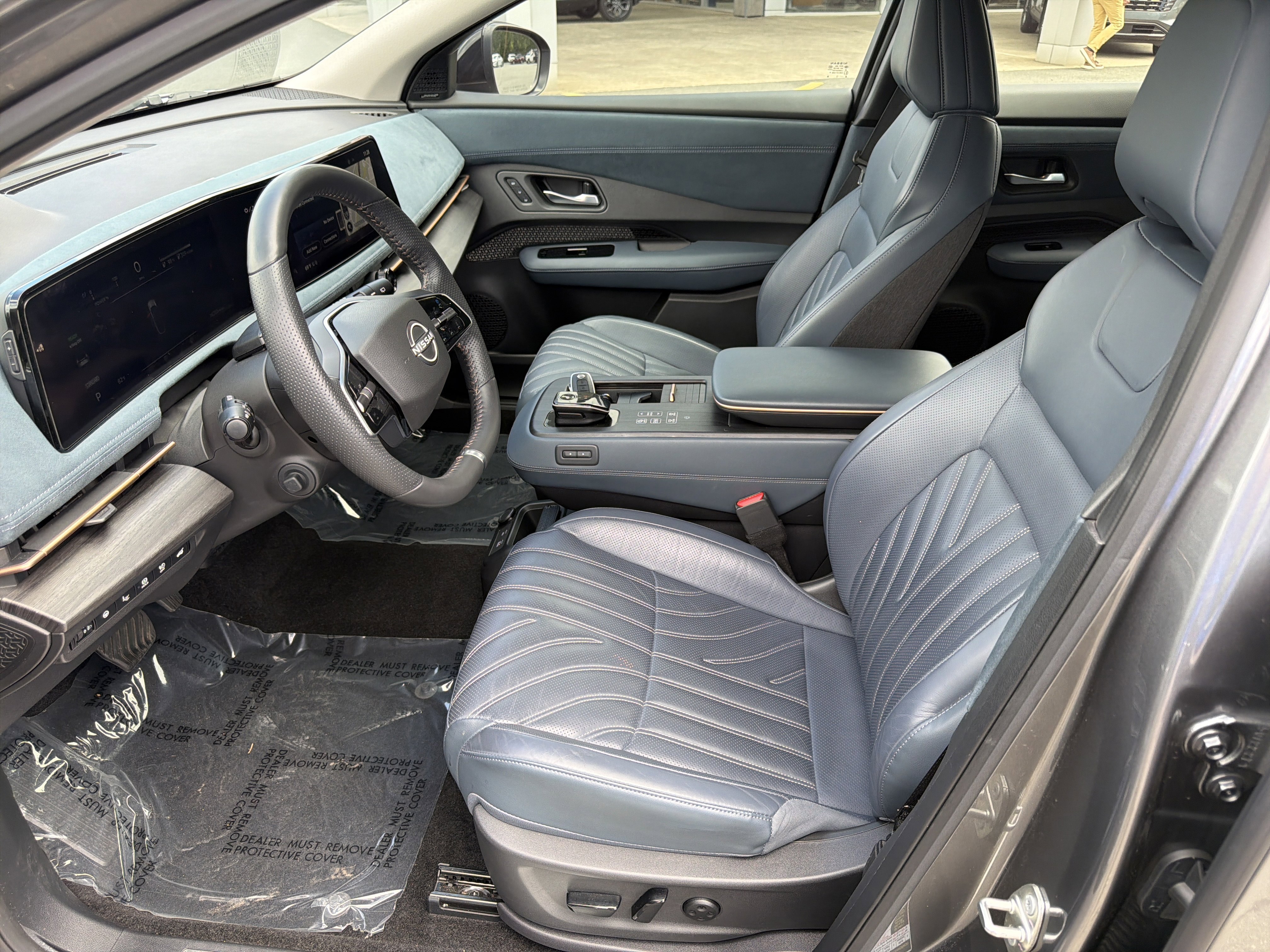 Used 2023  Nissan  image 9