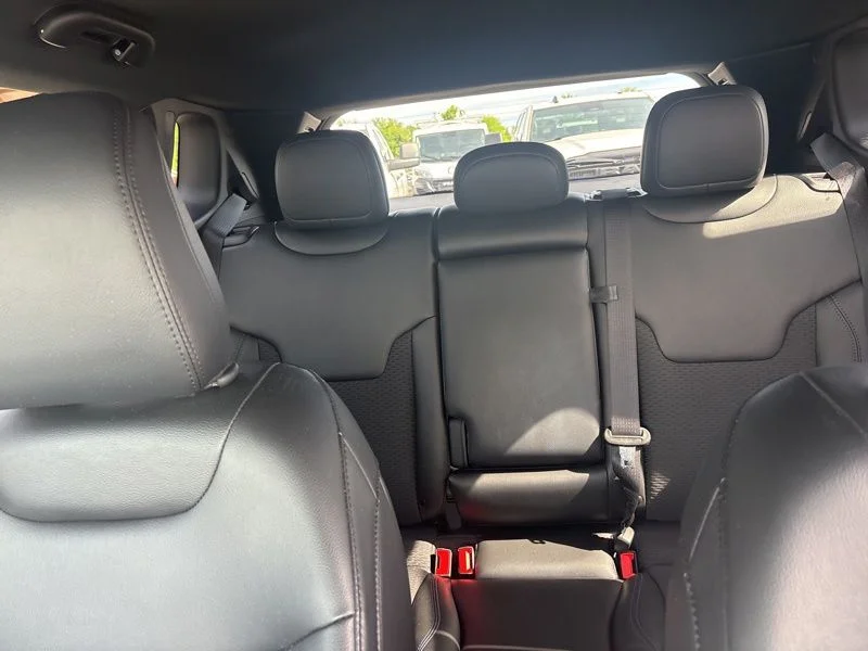 Used 2023 Silver Jeep Latitude image 28