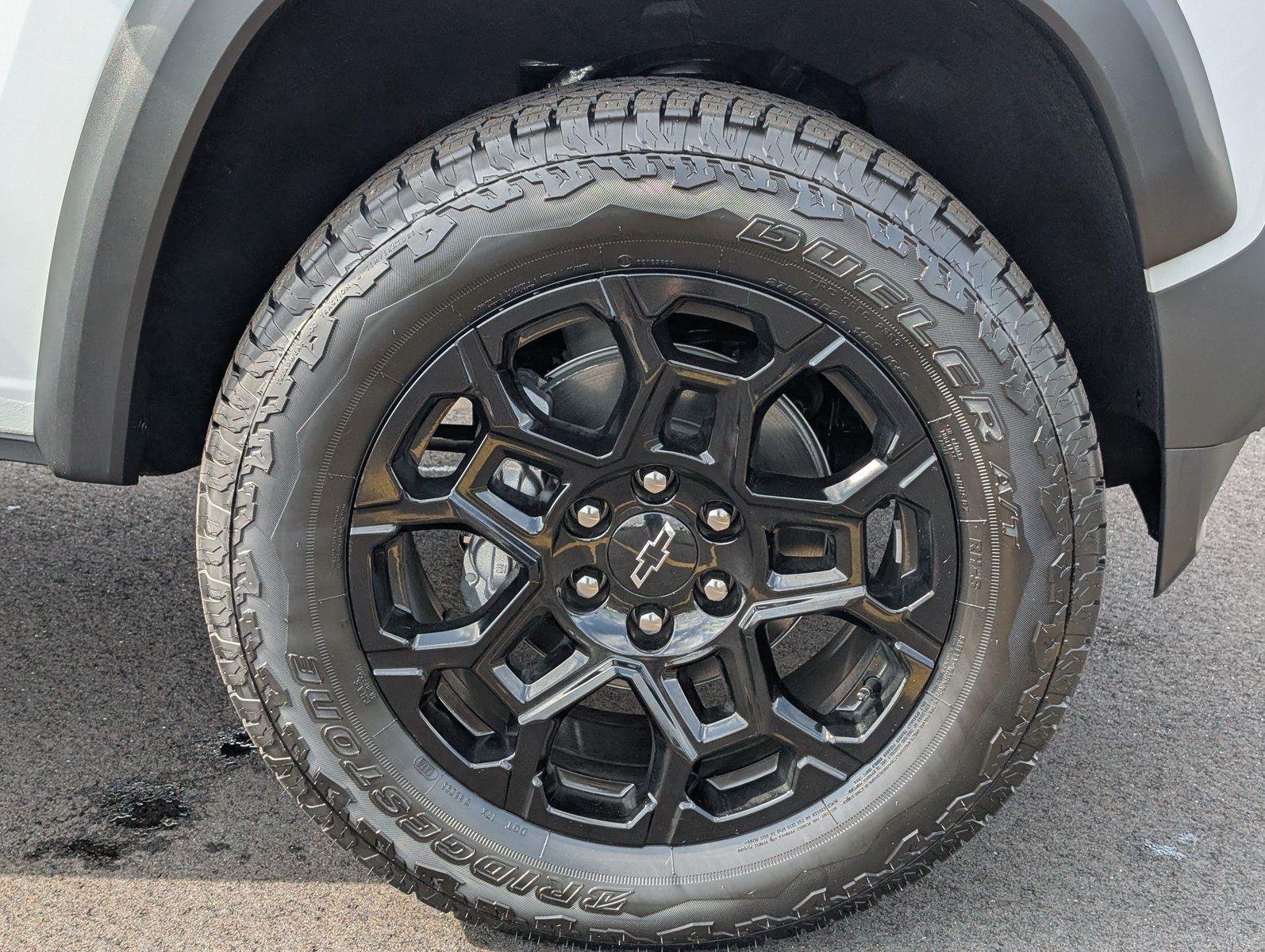 New 2026 Summit White Chevrolet Trail Boss image 39