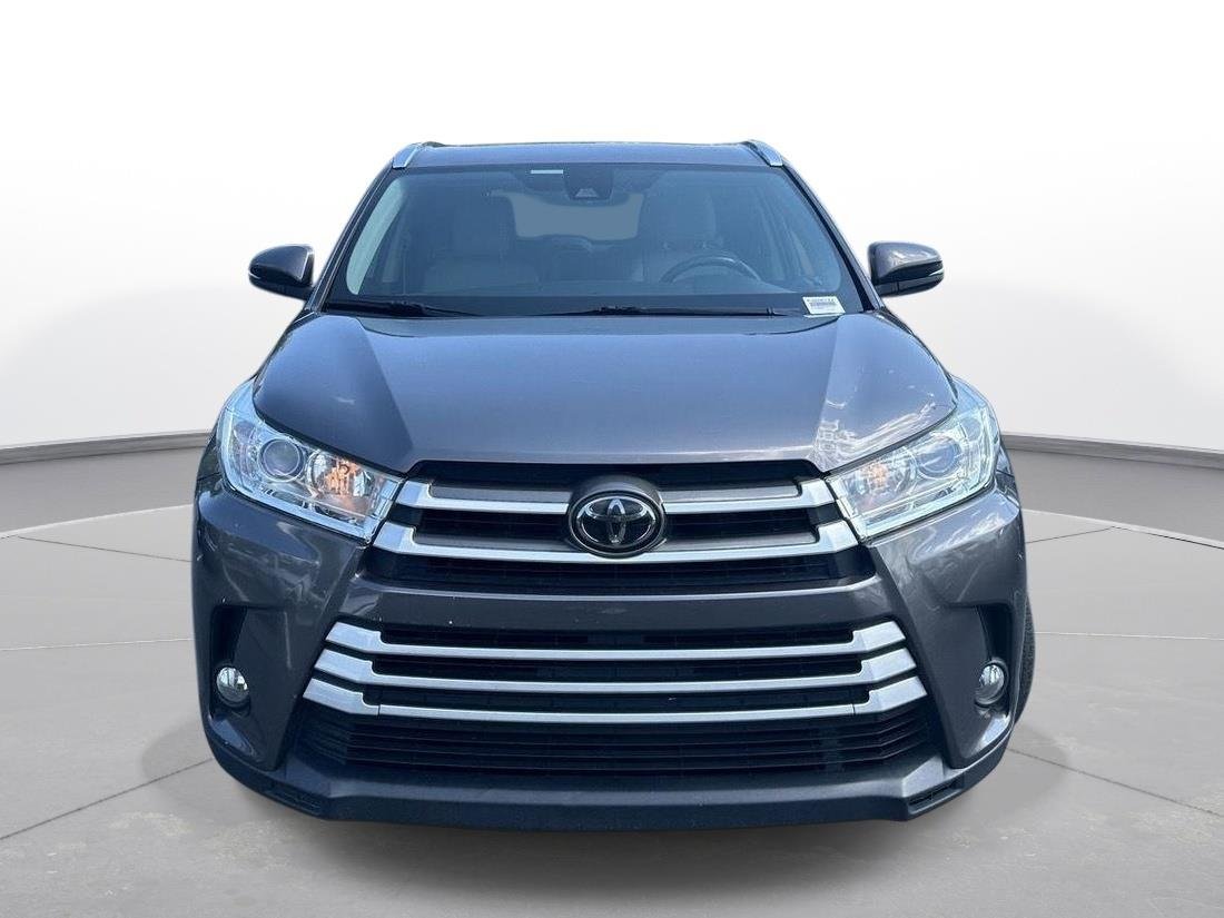 Used 2019 Predawn Gray Mica Toyota XLE image 3