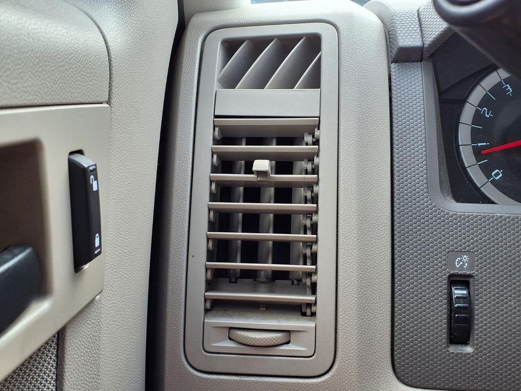 Used 2011 Silver Ford XLT image 22