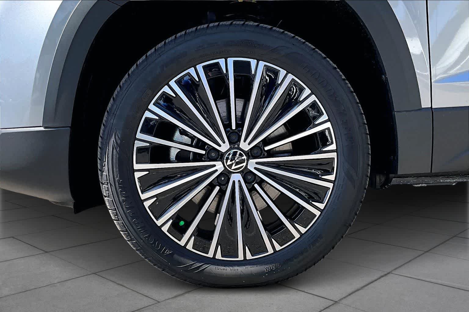 Used 2026 Pyrite Silver Metallic Volkswagen SE image 11