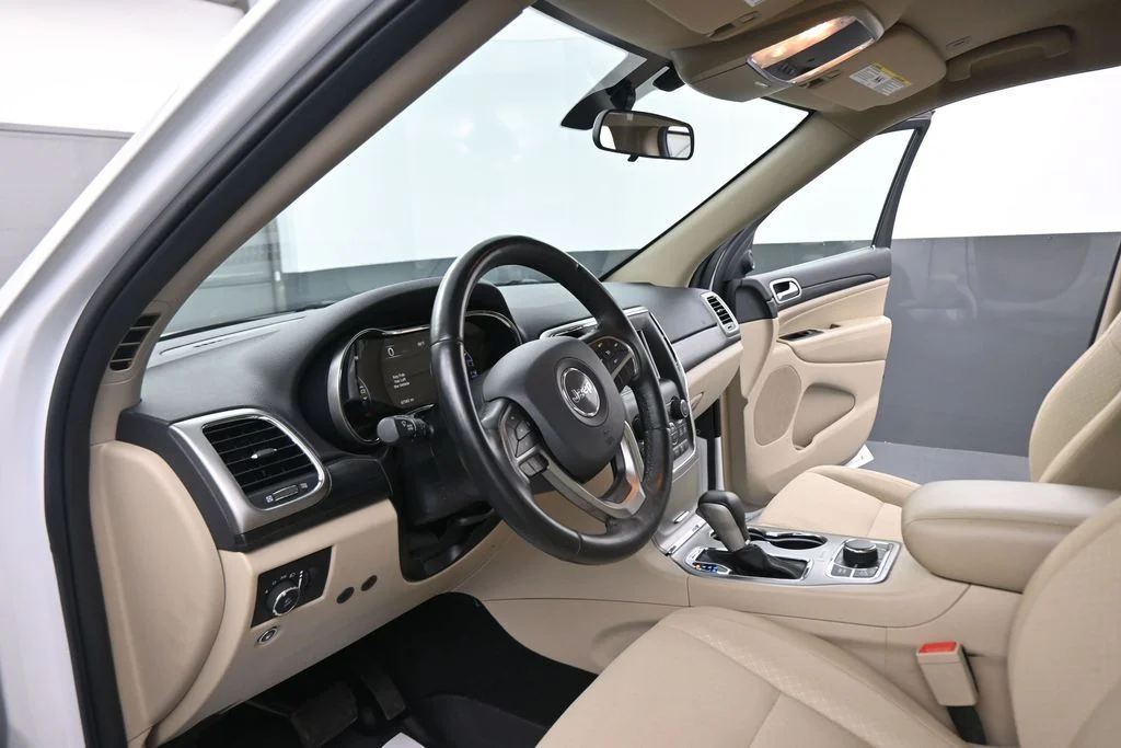 Used 2019 White Jeep Laredo E image 38
