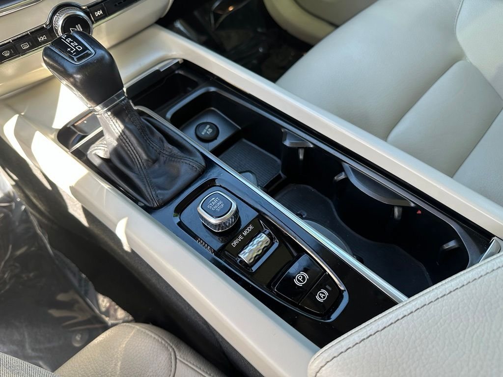 Used 2019 Red Volvo T6 Momentum image 6