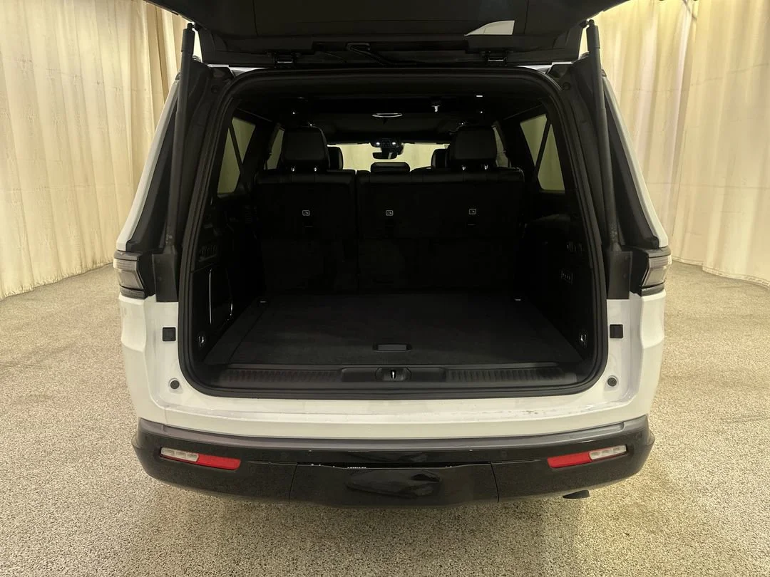 New 2026 Bright White Clear-Coat Exterior Paint Jeep Limited Altitude image 17