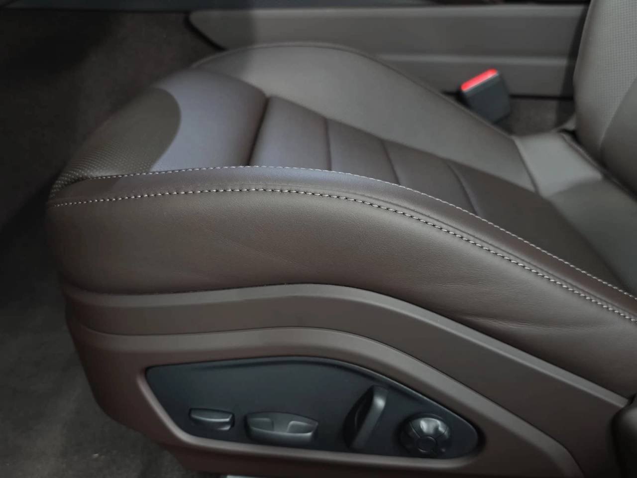 New 2026 Oak Green Metallic Neo Porsche  image 24