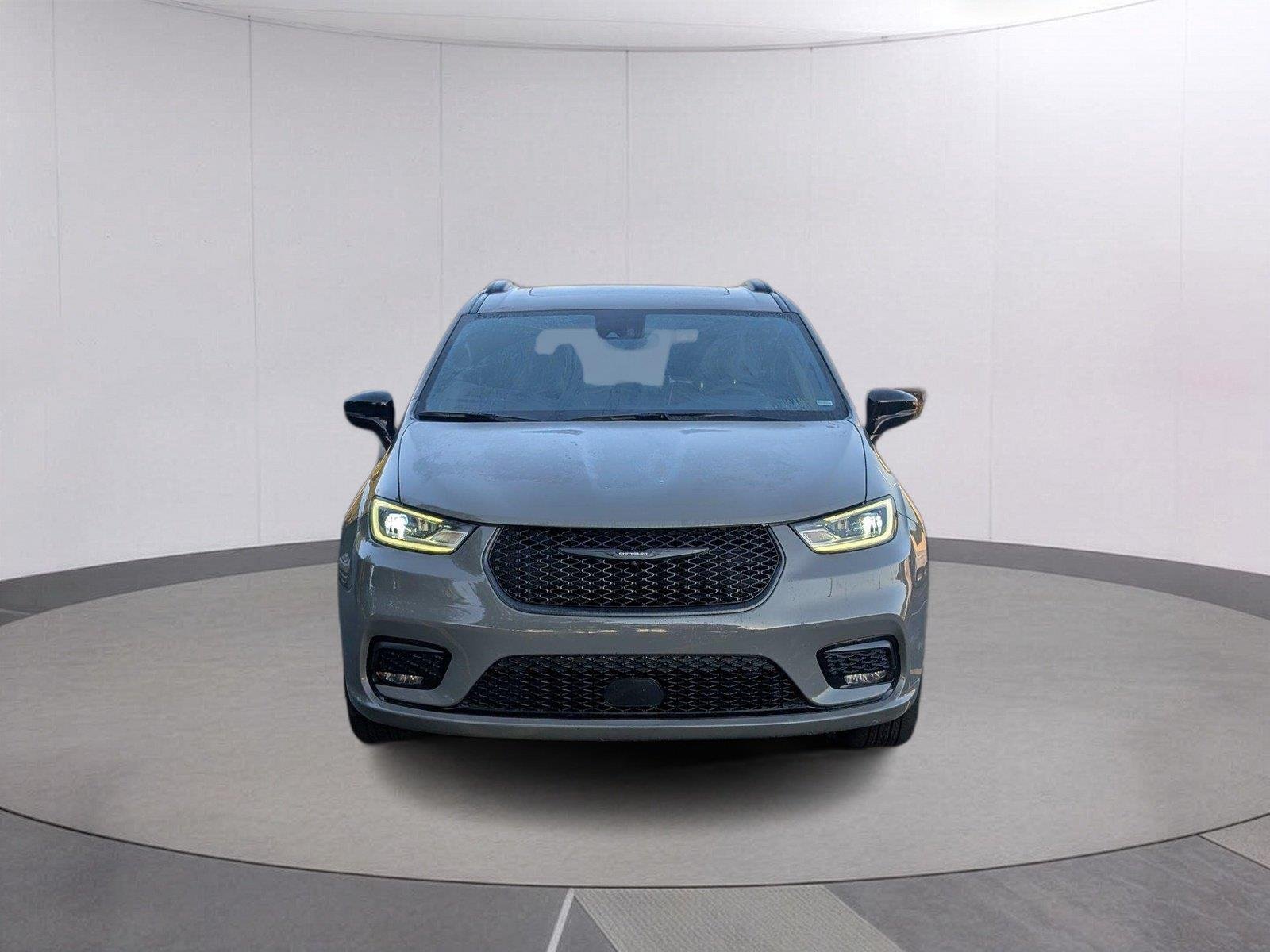 Used 2025 Ceramic Gray Clearcoat Chrysler Limited image 9