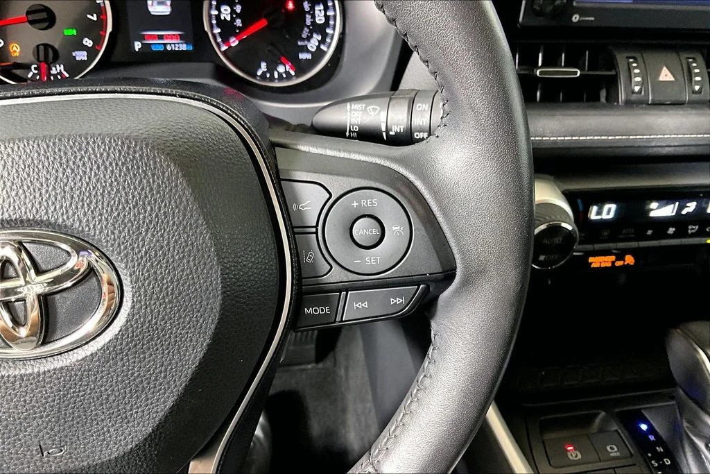 Used 2020 White Toyota XLE Premium image 15