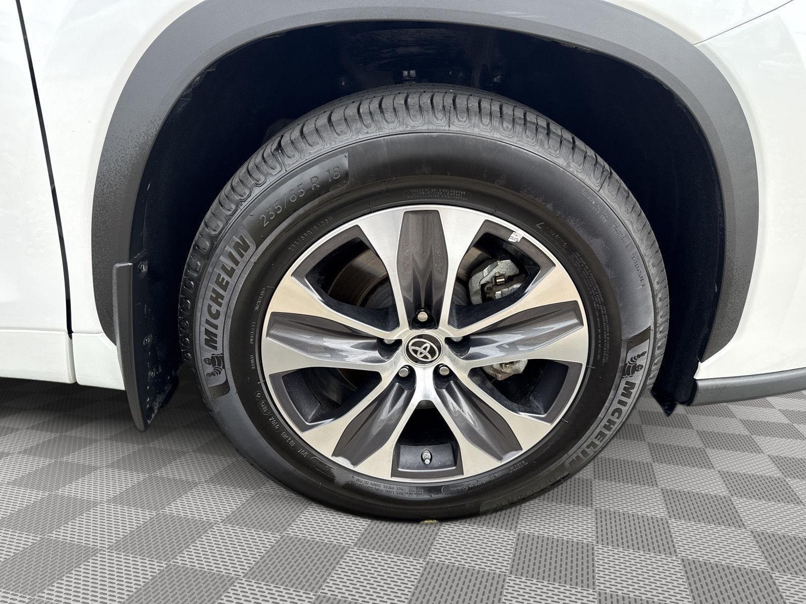 Used 2023 Wind Chill Pearl Toyota XLE image 19