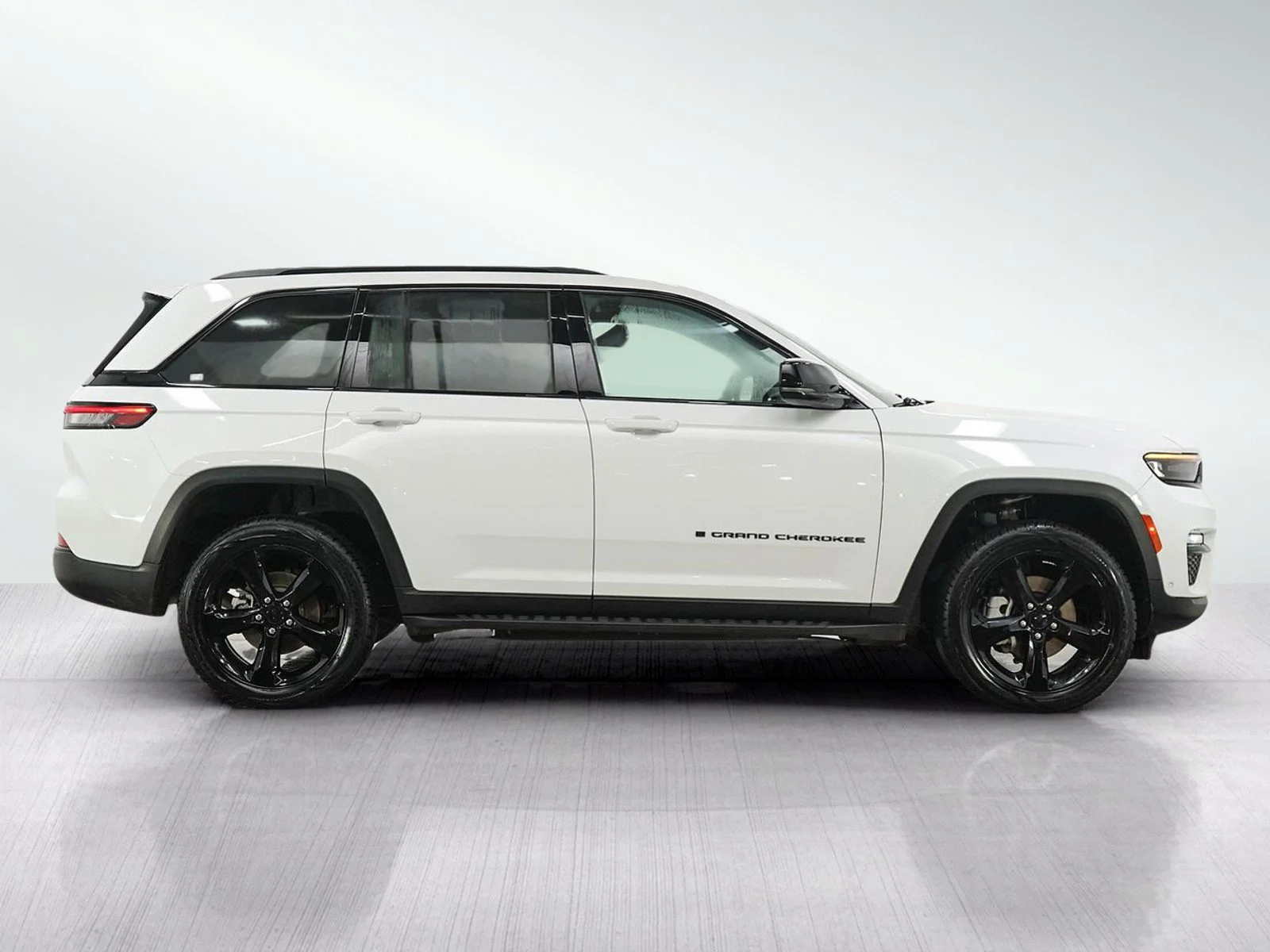 Used 2024 Bright White Clearcoat Jeep Limited image 6