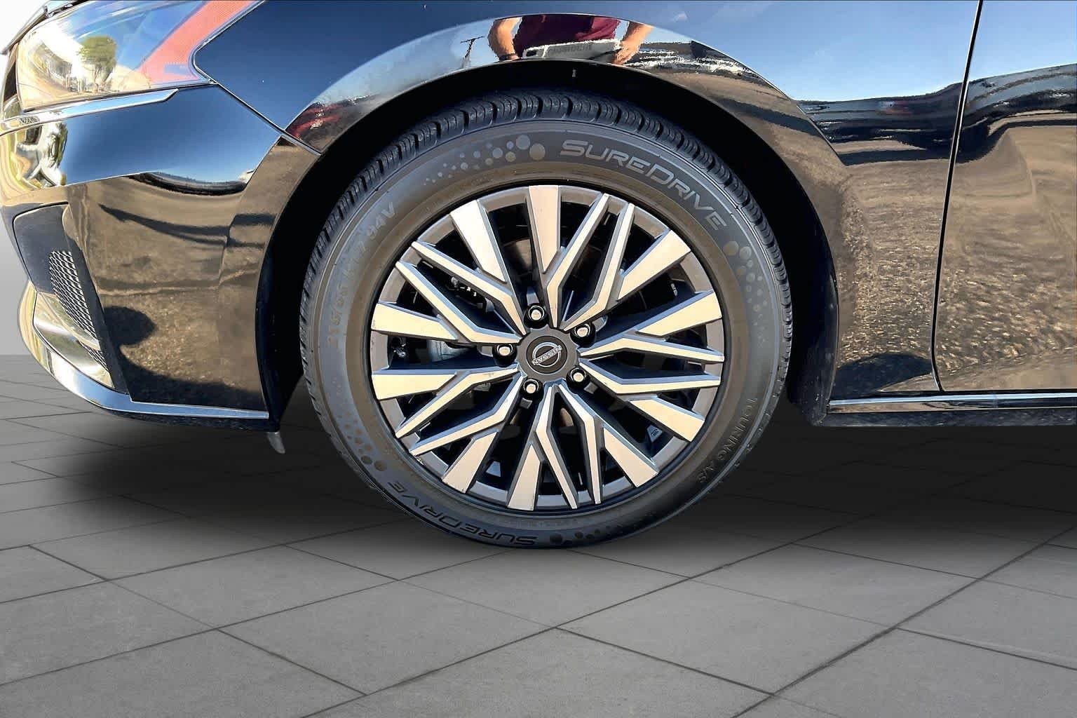 Used 2025 Super Black Nissan SV image 10