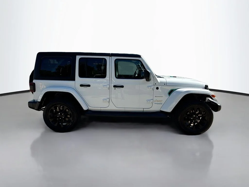 Used 2022 Bright White Clearcoat Jeep Unlimited Sahara image 8