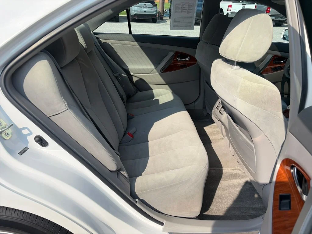 Used 2009 White Toyota XLE image 38