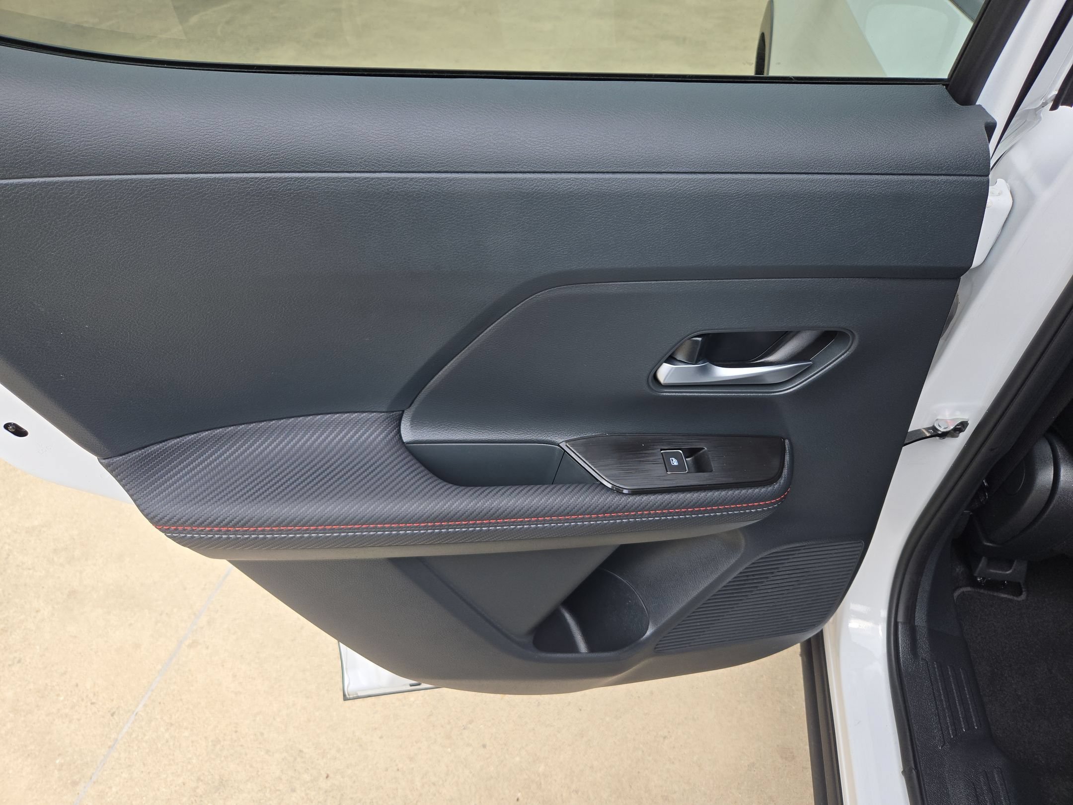 Used 2025 Aspen White Tricoat Nissan SR image 14