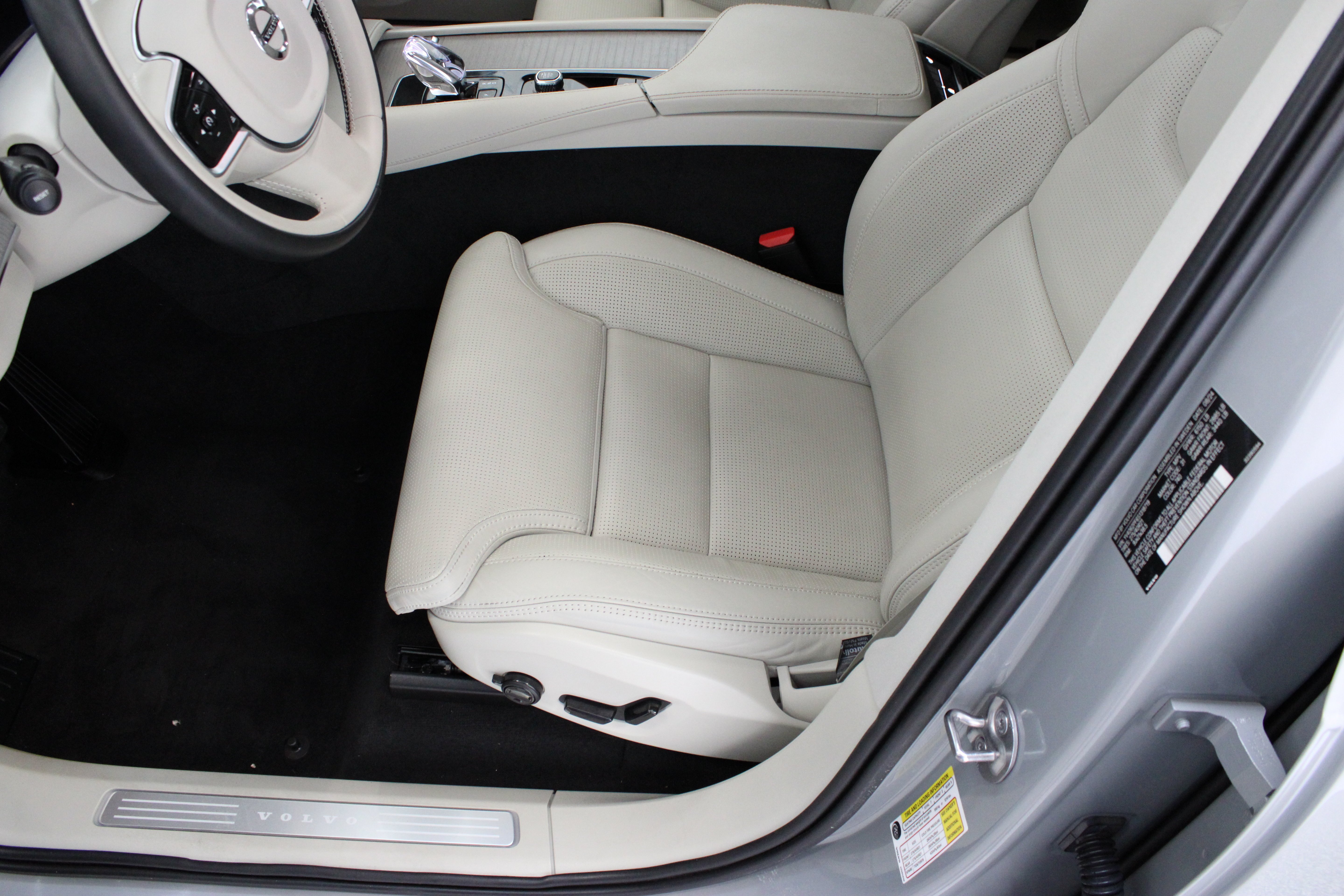 Used 2025 Vapour Grey Metallic Volvo Ultra 2.0T/Electric image 15