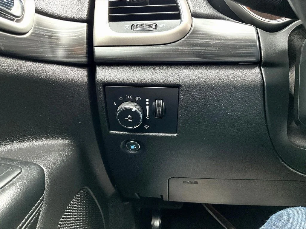 Used 2020 Silver Jeep Altitude image 16
