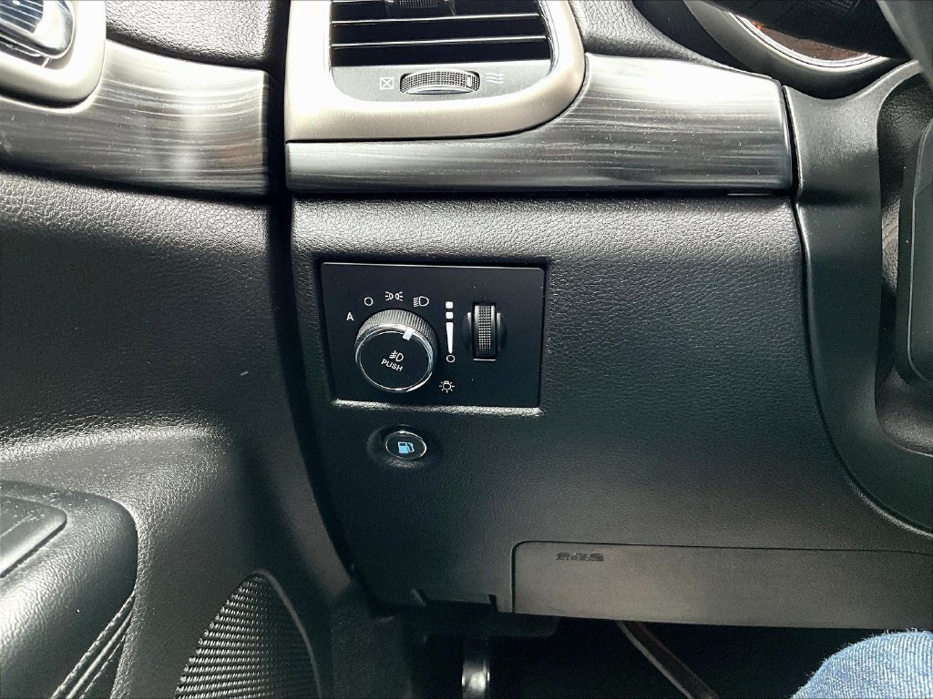 Used 2020 Silver Jeep Altitude image 16