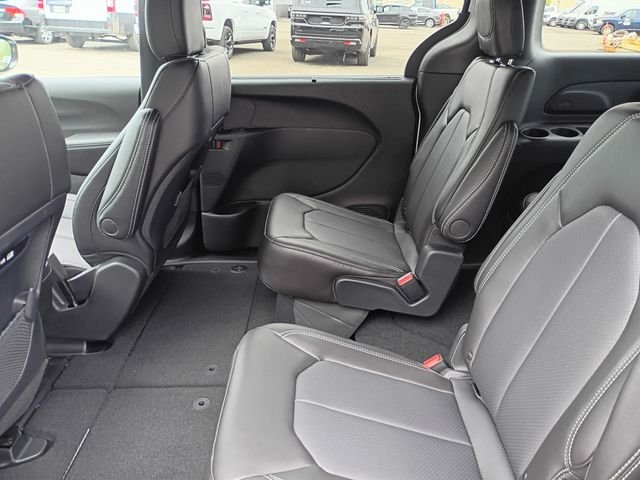 Used 2027 White Chrysler Select image 19