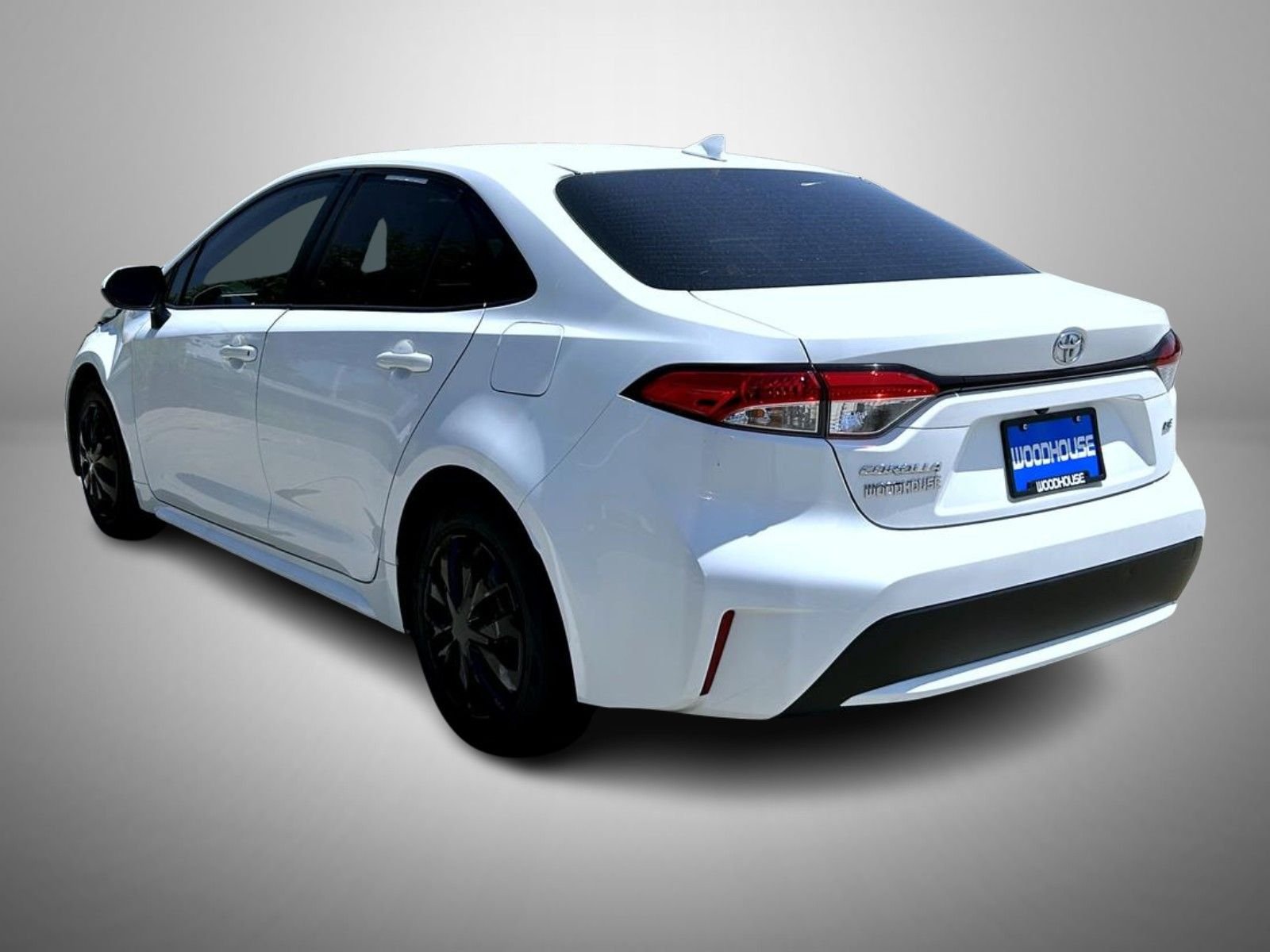 Used 2020 White Toyota LE image 7