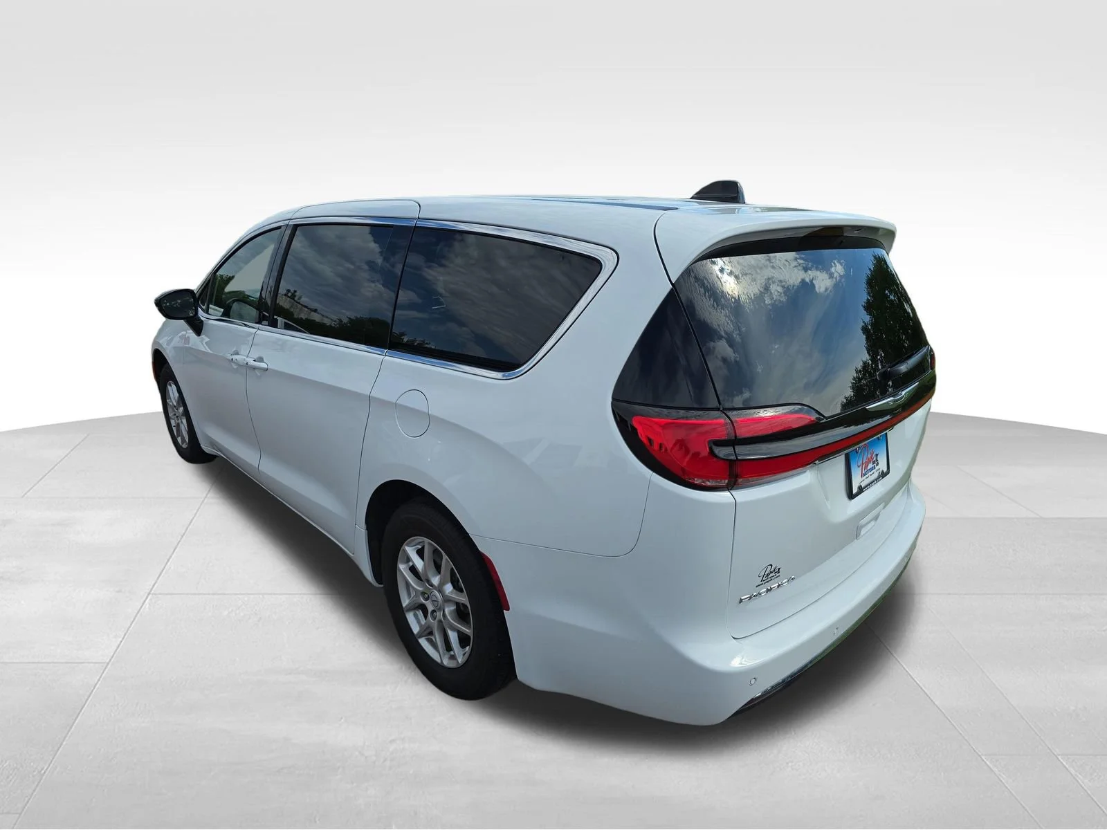Used 2025 White Chrysler Select image 3