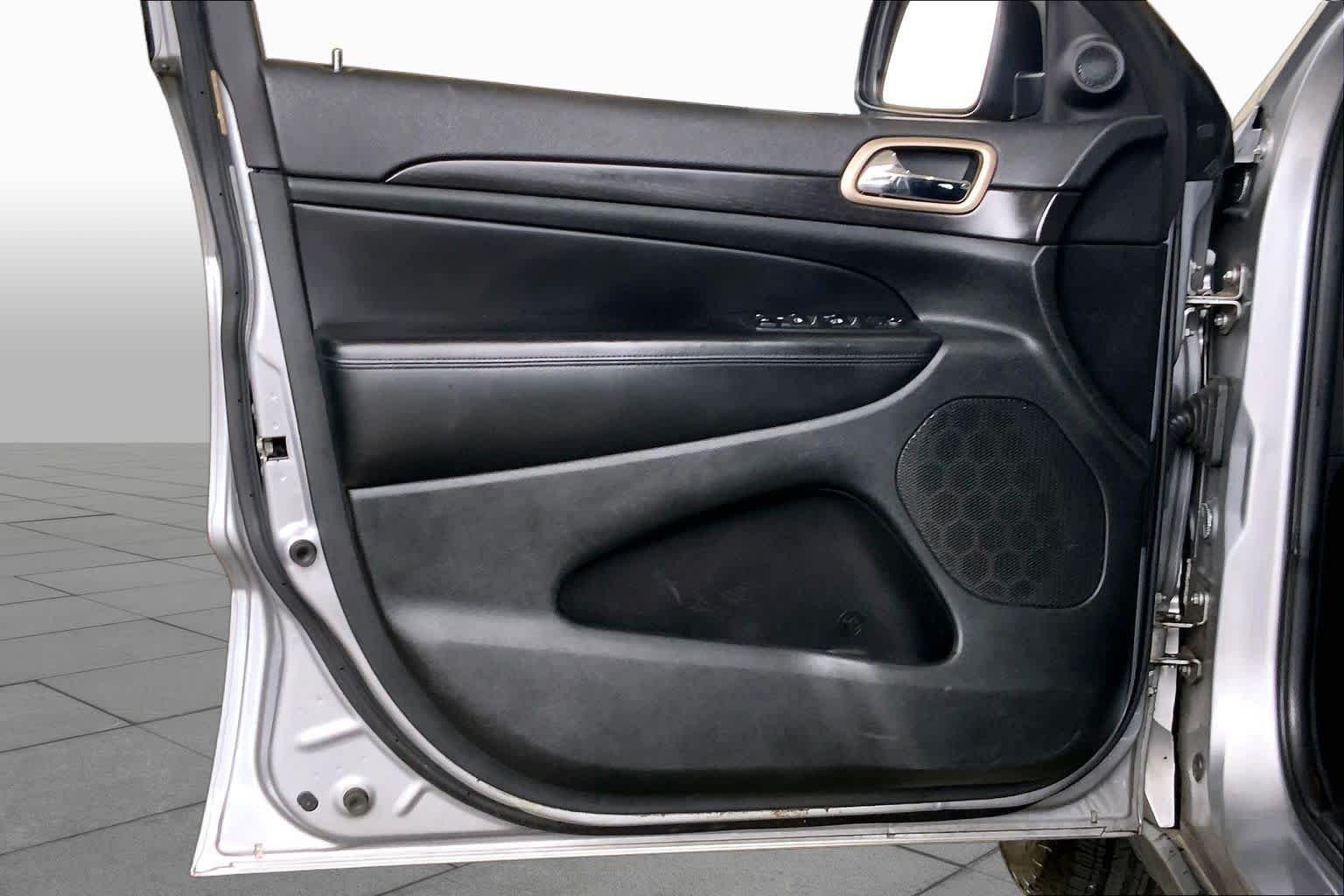 Used 2014 Billet Silver Metallic Clearcoat Jeep Laredo image 20