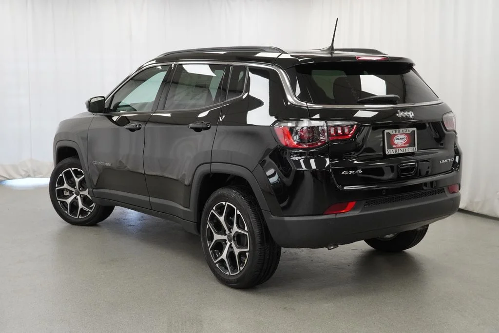 New 2026 Diamond Black Crystal Pearl-Coat Exterior Paint Jeep Limited image 16