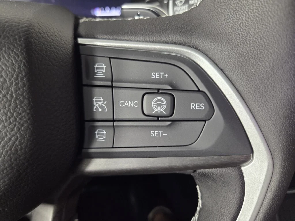 New 2026 Bright White Clear-Coat Exterior Paint Jeep Laredo Altitude image 14