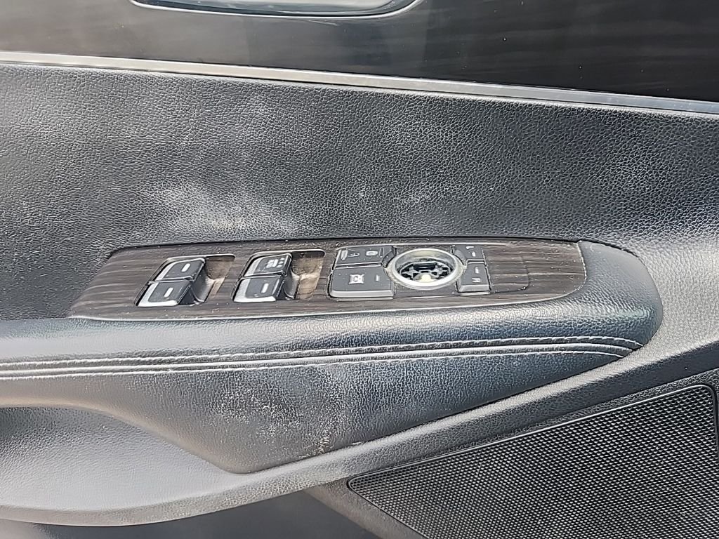 Used 2019 Black Kia L image 26