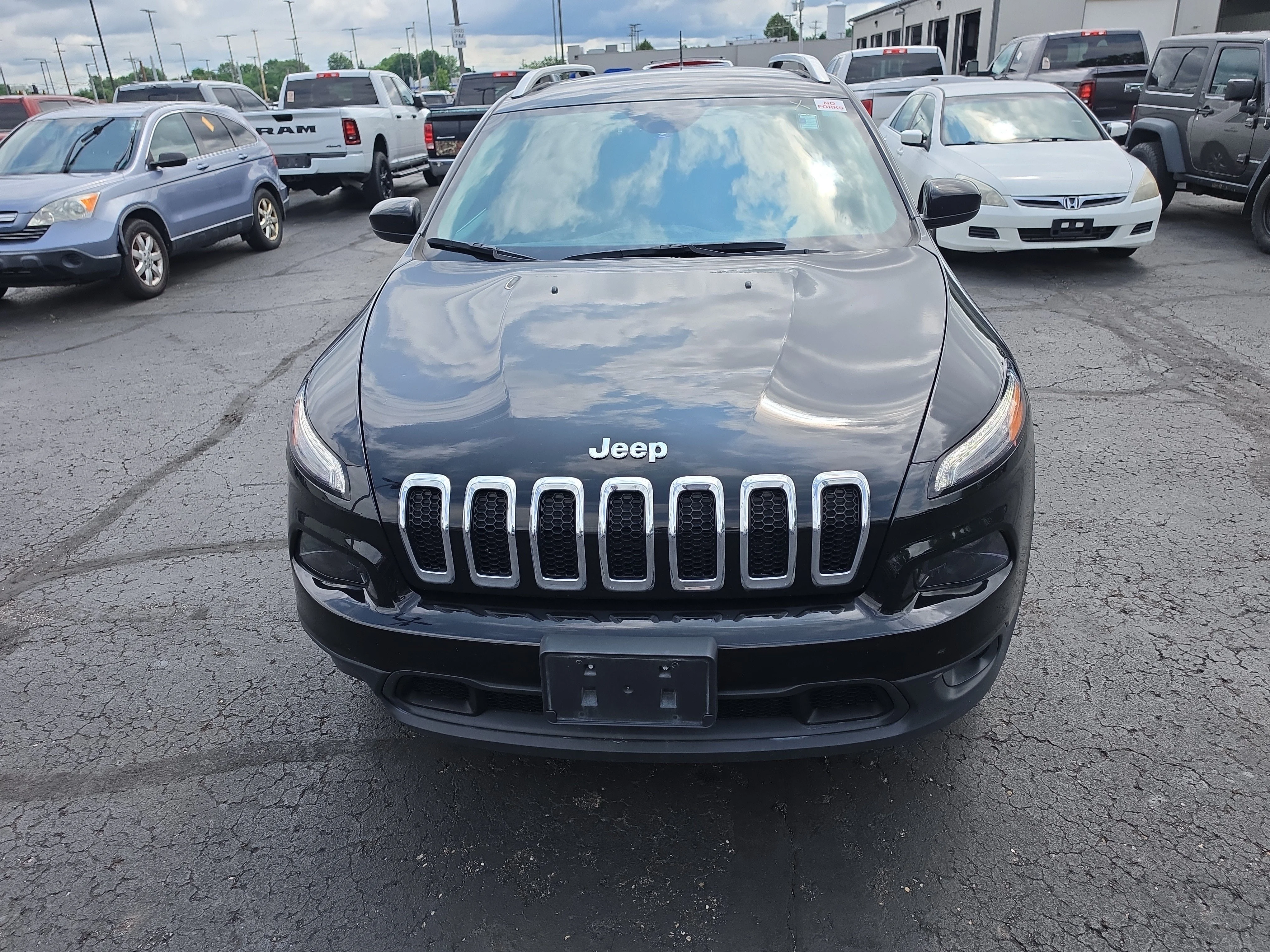 Used 2018 Diamond Black Crystal Pearlcoat Jeep Latitude image 8