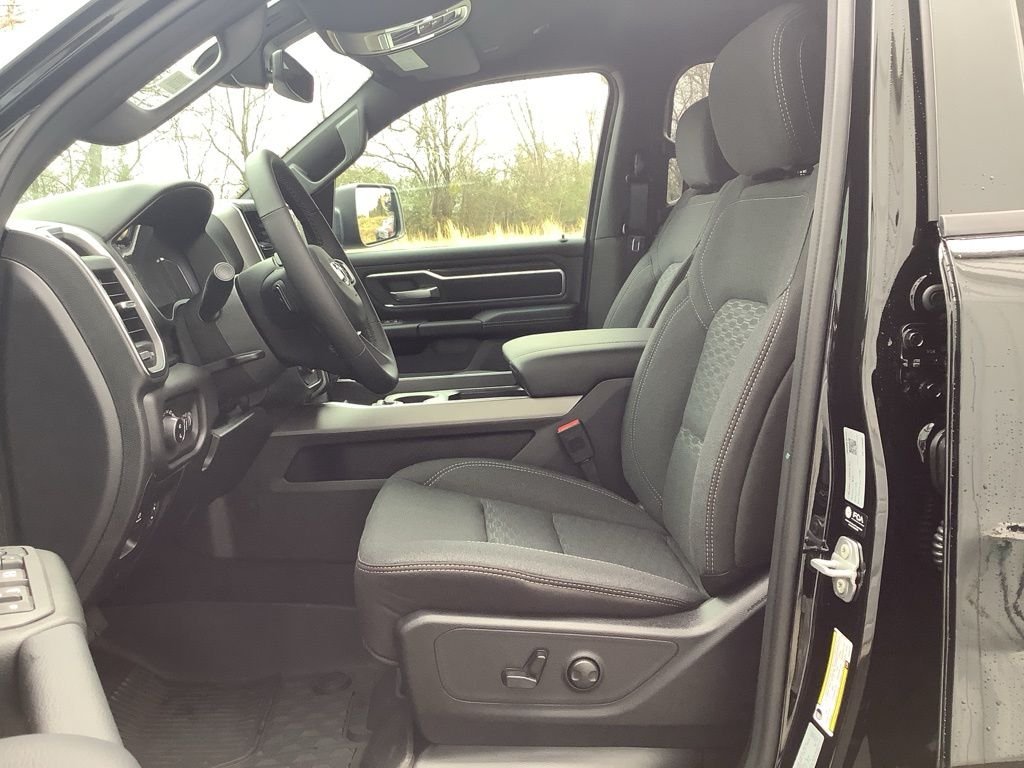 New 2026 Diamond Black Crystal Pearl-Coat Exterior Paint RAM Big Horn/Lone Star image 30