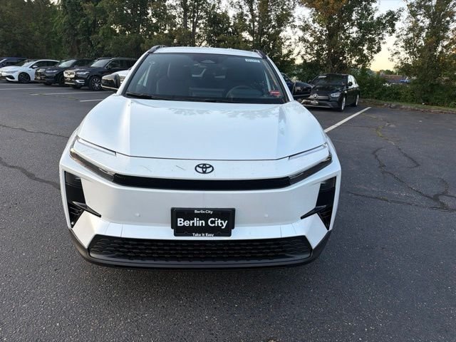 New 2026 Wind Chill Pearl <sup>1</sup> Toyota  SE image 2
