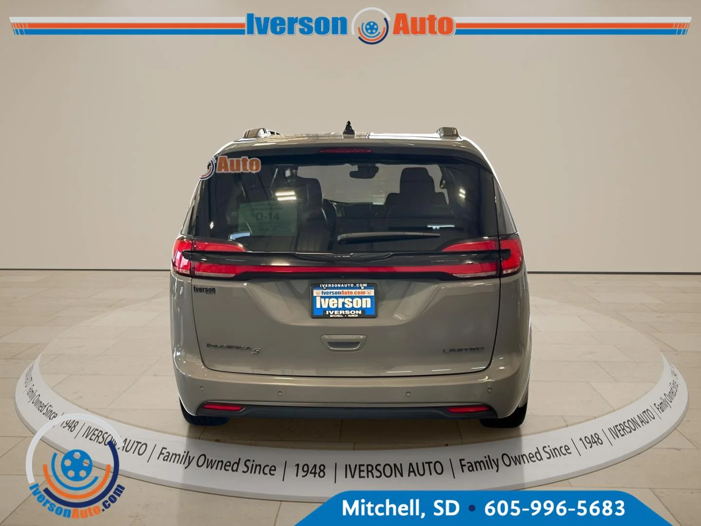 Used 2025 Ceramic Gray Clearcoat Chrysler Limited image 7